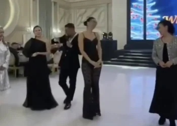 Тойға ашық киім киініп келген бойжеткен сынға ұшырады