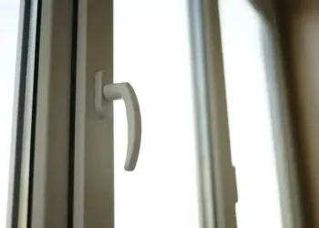 Жасөспірім көпқабатты үйдің терезесінен құлап кеткен