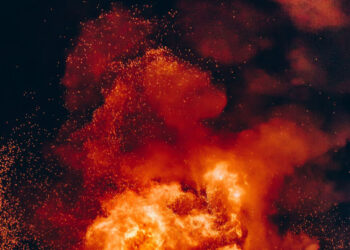 Бензин тасымалдайтын көлік жарылып, 80 адам қаза тапты