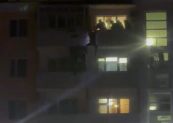 Қызылордада ер адам құтқарушылардың көзінше көпқабатты үйден секіріп кетті