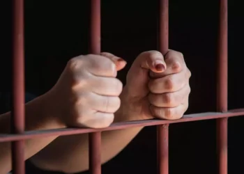 6 жасар қызды ваннаға тұншықтырып өлтірген әпкесі сотталды