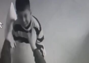 Тәрбиеші баланының аузы мен мұрнын жауып, тұншықтырған