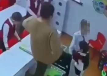 Балабақша тәрбиешісі баланы аяғымен тепкен