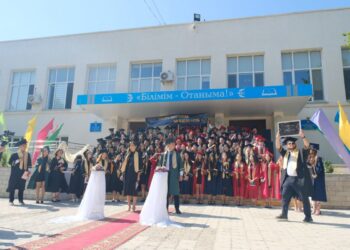 Бітіру кешінен бас тартқан түлектердің қайырымдылығы елді тәнті етті