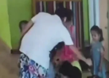 Балабақшада тәрбиеші балаларды жұлқылап, аяусыз соққыға жыққан