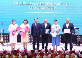 Қазалы ауданында медицина қызметкерлері құрметке бөленді