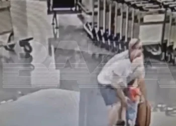 Әуежайда ер адам 2 жасар баланы еденге лақтырып жіберген