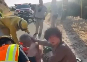 Шетелде жүрген қазақстандық актер өртеніп жатқан көліктен ер адамды құтқарды