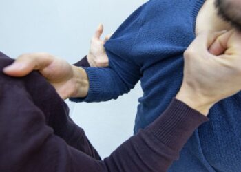 Белгісіз екі адам 18 жасар бозбаланы аяусыз соққыға жыққан