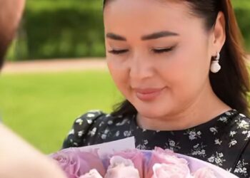 Тұрсынбек Қабатовтың әйелі бөтен азаматпен көзге түсті