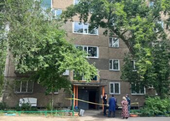 Әйел екі баласын терезеден лақтырып, өзі де секіріп кеткен