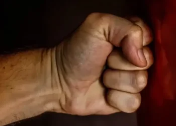 Ер адам әйелін жұрттың көзінше аяусыз ұрып соққан