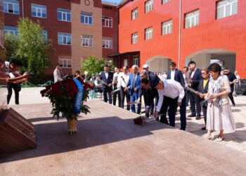 Абай Құнанбайұлының ескерткішіне гүл шоқтары қойылды