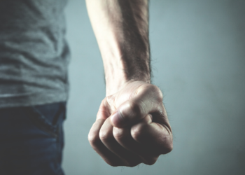 Танымал рэпер қарт адамды соққыға жықты деген күдікпен ұсталды