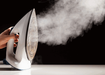 Қостанайда даму ерекшелігі бар жасөспірімді үтікпен күйдірген тәрбиеші сотталды