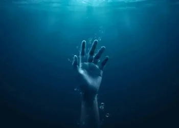 Алакөлде жас жігіт жұрттың көз алдында суға батып кетті