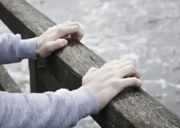 Ер адам 10 метрлік көпірден құлап кеткен