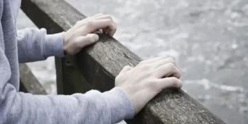 Ер адам 10 метрлік көпірден құлап кеткен