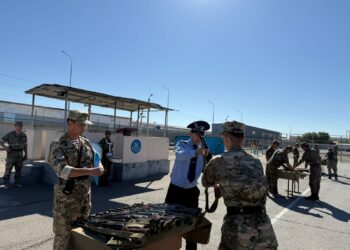 Жас сарбаздарға жауынгерлік қару табысталды