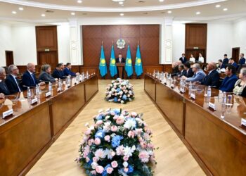 Премьер-министр Олжас Бектенов құрылыс саласының қызметкерлеріне Мемлекет басшысының атынан марапаттар табыс етті