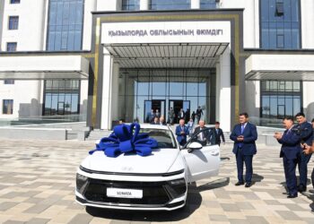 Қызылорда облысының әкімі әлем чемпионы мен бапкеріне пәтер және көлік кілттерін табыстады