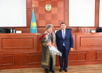 Аймақ басшысы Қазалы аудандық ардагерлер кеңесінің төрағасының 85 жас мерейтойымен құттықтады