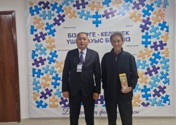 100-ші дауыс берген сайлаушыға естелік сыйлықтар табысталды