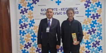 100-ші дауыс берген сайлаушыға естелік сыйлықтар табысталды