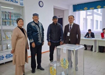 Отбасымен бірге дауыс берді