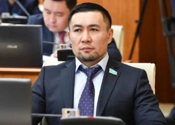 Депутат Ардақ Назаров мәжіліс отырысында анасын туған күнімен құттықтады