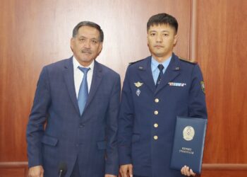 Сырдария ауданының әкімі төтенше жағдайлар бөлімінің басшысын құрметпен шығарып салды