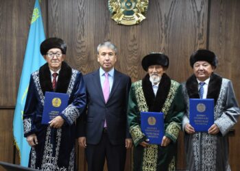 Аудан әкімі еңбек ардагерлерін мерейтойымен құттықтады