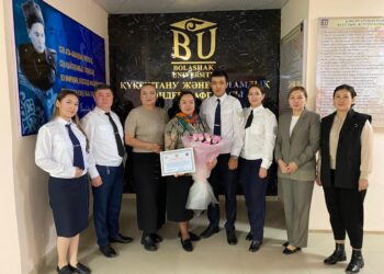 Мекеме қызметкерлері ұстазын құттықтады