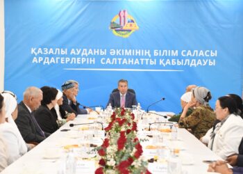 Қазалы ауданының әкімі ардагер ұстаздарға құрмет көрсетті
