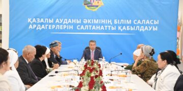 Қазалы ауданының әкімі ардагер ұстаздарға құрмет көрсетті