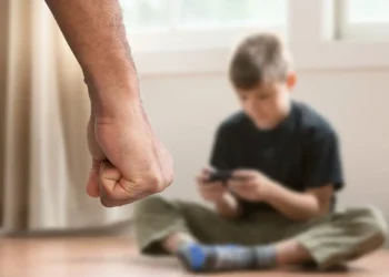 “Түнімен телефон көреді”. Баласының бетінен ұрып тәрбиелемек болған әкеге үкім шықты