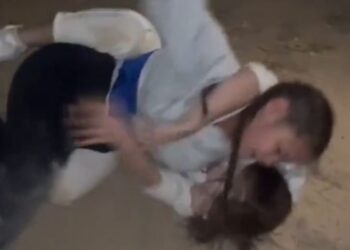 Маңғыстауда оқушы қыздар бір-бірін аяусыз ұрып, тепкен