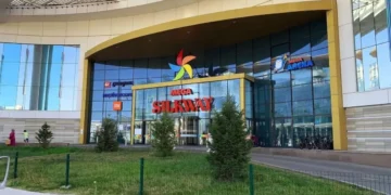 Ойын-сауық орталығында іш киіммен жүрген ер адам сотталды