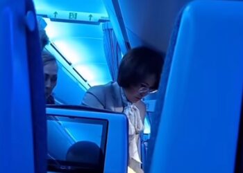 Министр ұшақта жағдайы күрт нашарлаған жолаушыға алғашқы медициналық көмек көрсетті