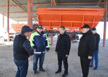 Аудан әкімі автомобиль жолдарын қыс мезгілінде күтіп ұстау дайындығымен танысты