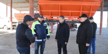 Аудан әкімі автомобиль жолдарын қыс мезгілінде күтіп ұстау дайындығымен танысты