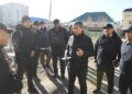 Аудан әкімі жол жөндеу жұмыстары мен Әйтеке би кентіндегі көпқабатты үйдің шатырын ауыстыру жұмыстарын көрді
