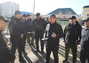 Аудан әкімі жол жөндеу жұмыстары мен Әйтеке би кентіндегі көпқабатты үйдің шатырын ауыстыру жұмыстарын көрді