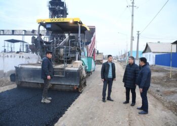 Аудан әкімі Әйтеке би кентіндегі жол жөндеу және тазалық жұмыстарын көрді