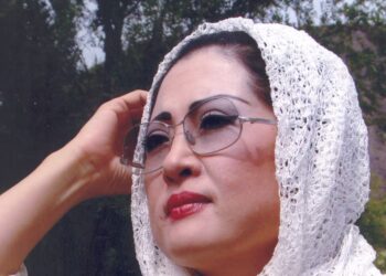 “Кенет өлсем ақ денемді пышақ салып кеспеңдер”: Мақпал Жүнісова марқұм күйеуінің соңғы хаттарын жариялады