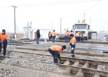 Теміржол өткелдеріне резиналық төсеніштер салынуда