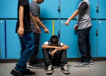 Үш оқушы жабылып өз сыныптасын соққыға жығып ауруханаға түсірген