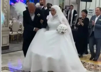 50 жылдықты тойлаған  75 жастағы ақсақал жұбайына ақ көйлек кигізді