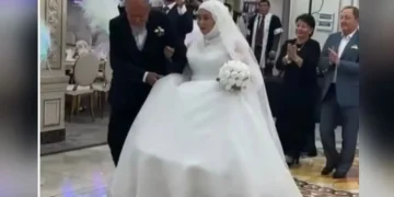 50 жылдықты тойлаған  75 жастағы ақсақал жұбайына ақ көйлек кигізді