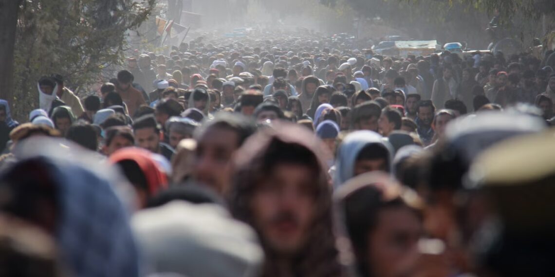 Ауғанстан билігі өлім жазасына кесілген ер адамды 13 жастағы жасөспірімге атқызған